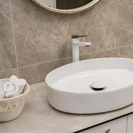 Melina's * Karavomylos