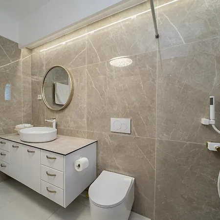 Melina's * Karavomylos